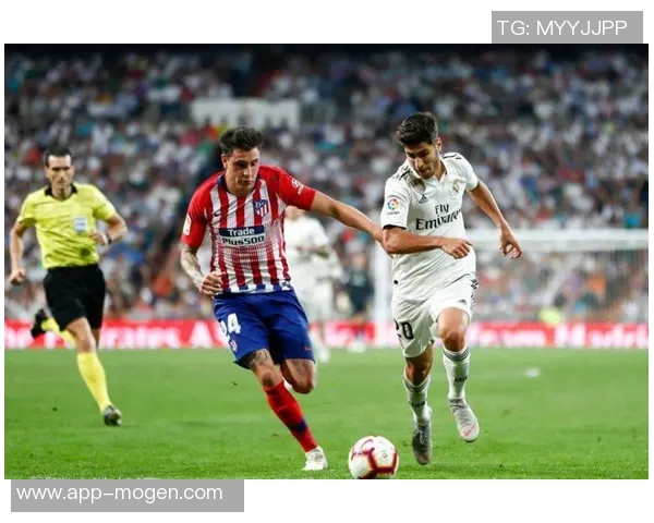 费尔明回乡参加巴萨球迷协会成立活动与球迷亲密互动签名留念