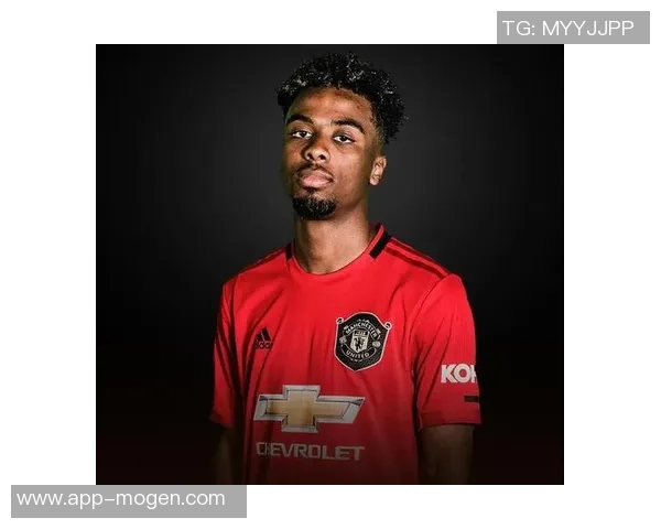 即使遭遇不公被驱逐出场华子依然在通道默默为球迷签名