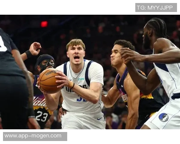 首节对决激烈萨尔高效拿下9分5篮板布克助攻表现抢眼贡献8分6助攻